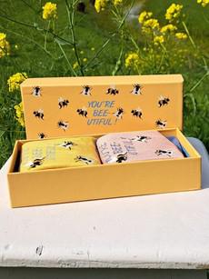Bee-utiful sokken giftbox met twee paar damessokken met bijenprint via Lotika
