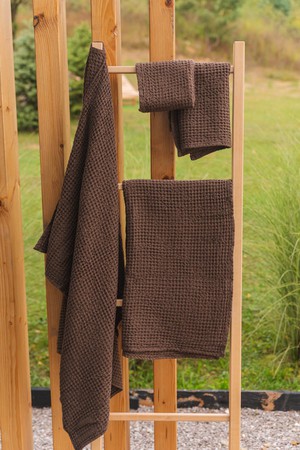 Linen waffle bath towel in Mocha Brown from AmourLinen