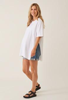 Oversized maternity t-shirt with slit - White via Boob Design