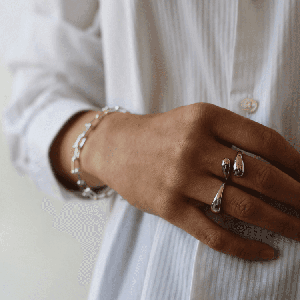 THE ONA RING - solid gold from Bound Studios