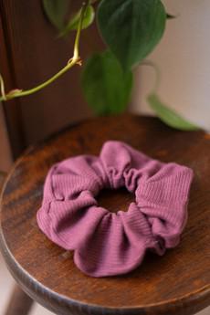 Scrunchie aubergine via Common & Sense