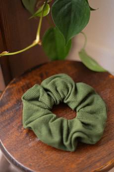 Scrunchie groen via Common & Sense