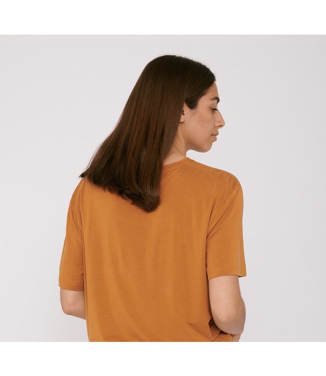 Organic Basics •• TENCEL™ Lite Tee | Ocher from De Groene Knoop