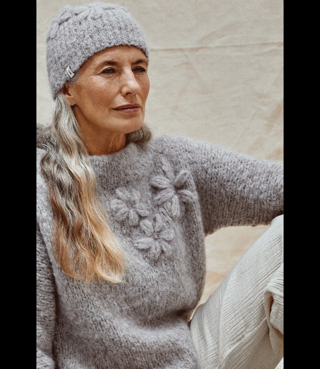 INTI Knitwear •• Beanie Daisy | in Cacao, Hierba, Silver from De Groene Knoop