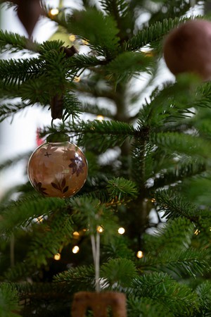 Kerstbal, handbeschilderd glas, rozerood, klein, Ø 5 cm from Dille & Kamille