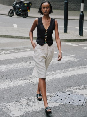 Beau Linen Bermuda Shorts in Beige from Fanfare Label