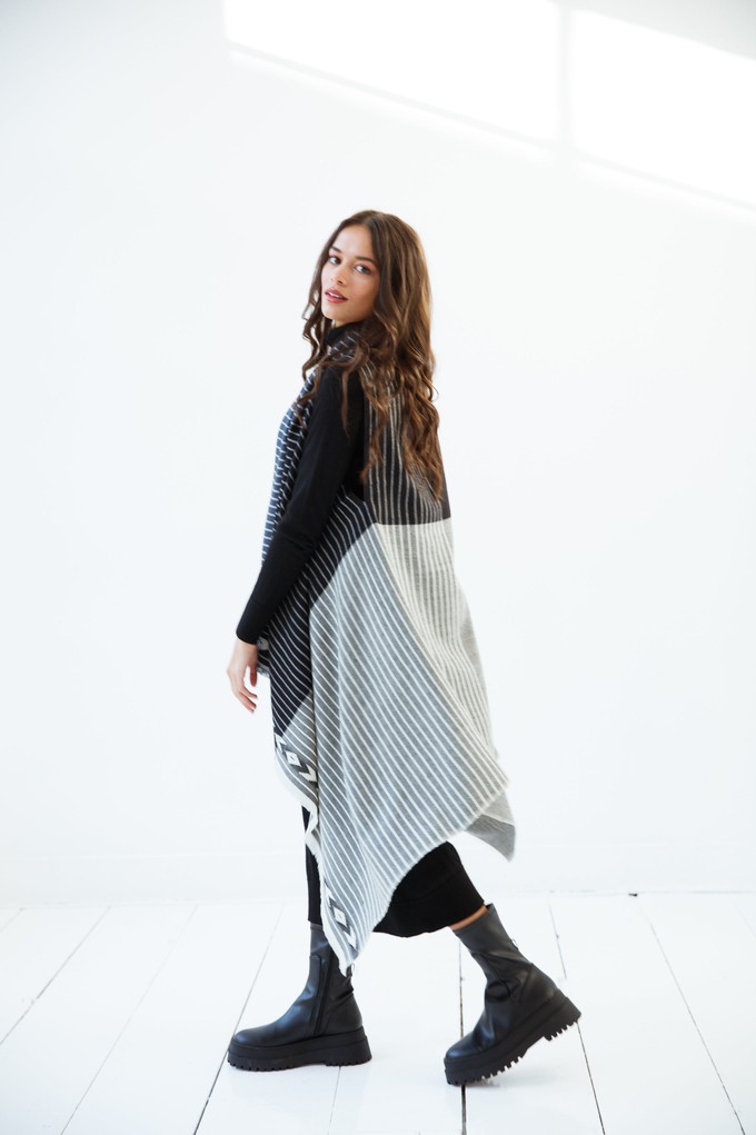 PETITE Light Wool Cape Fusion Graphic from JULAHAS