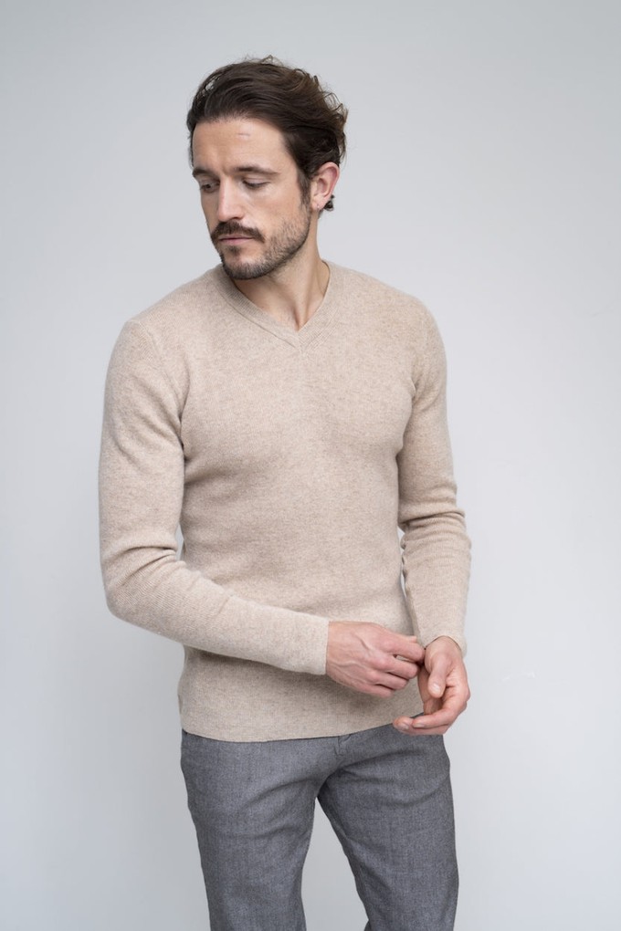 SOFT V-NECK SWEATER MEN | Camel from Loop.a life