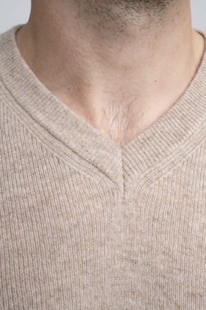 SOFT V-NECK SWEATER MEN | Camel from Loop.a life