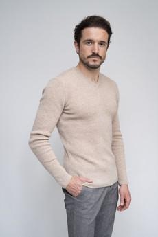 SOFT V-NECK SWEATER MEN | Camel via Loop.a life