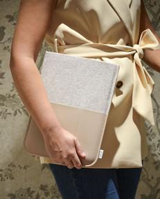 Duurzame Laptopsleeve SAM - Beige combi via MADE out of