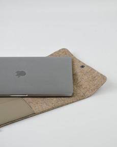 Laptophoes BEAU - Taupe via MADE out of