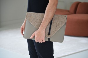 Duurzame laptophoes MARO - Taupe Combi from MADE out of