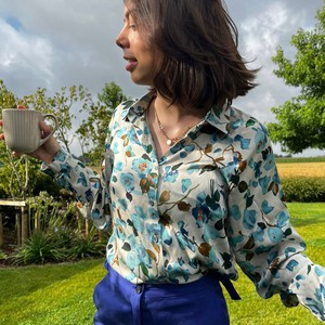 Pearl blouse Blue flowers from Mon Col Anvers