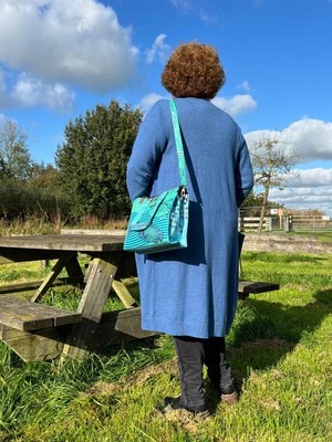 Stijlvolle Dames Schoudertas van Gerecyclede Visvoerzakken - Dara vissen blauw/groen from MoreThanHip