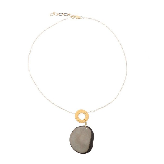 Celeste ketting met hanger van tagua en een goudkleurige ring - grijs from MoreThanHip