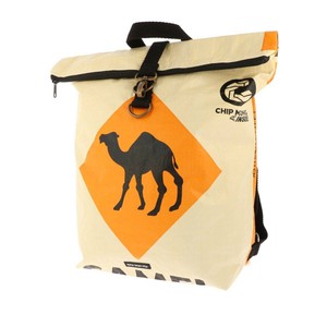 Rolltop rugtas van gerecyclede cementzakken - Tantor kameel from MoreThanHip