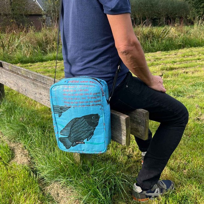 Unisex schoudertas van gerecyclede visvoerzakken - Kosal vis blauw from MoreThanHip