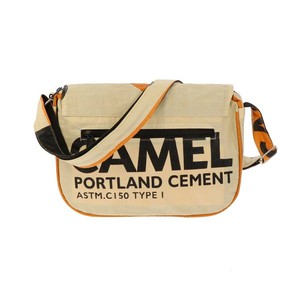 Handtas van gerecyclede cementzakken - Qinisa kameel from MoreThanHip