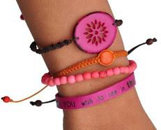 Colombianas - set van 4 handgemaakte armbandjes - fuchsia/koraal via MoreThanHip