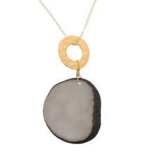 Celeste ketting met hanger van tagua en een goudkleurige ring - grijs via MoreThanHip