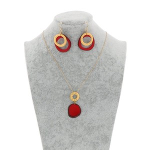 Celeste ketting met hanger van tagua en een goudkleurige ring - rood from MoreThanHip