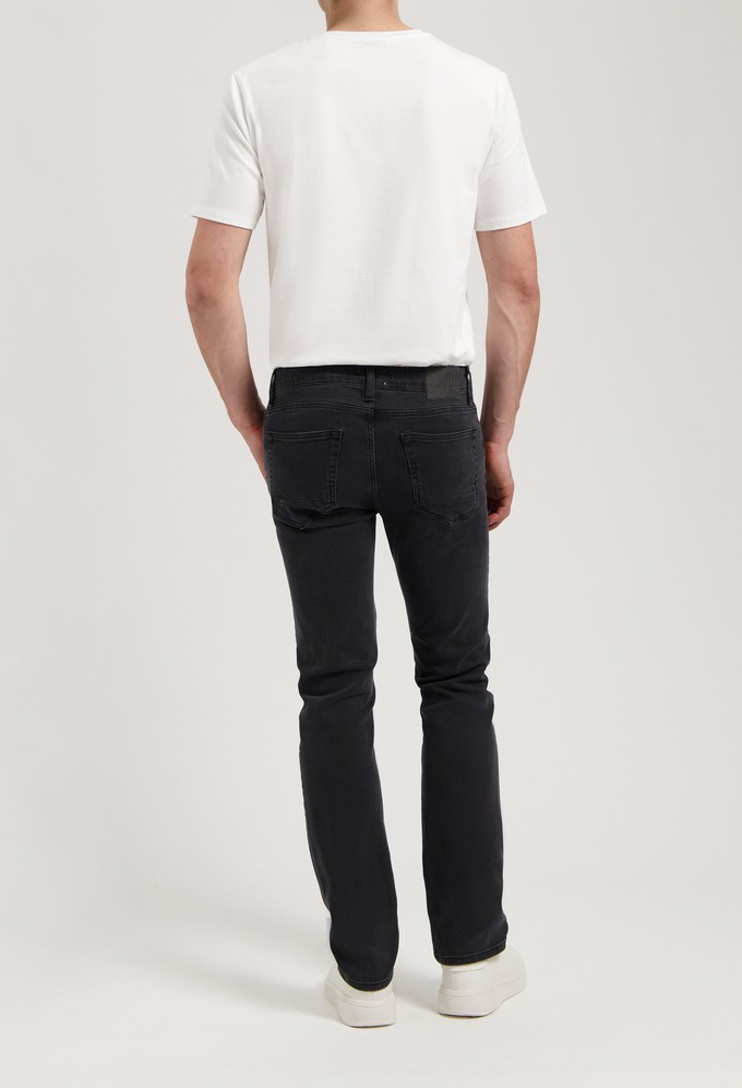 Bryce Mid Straight - Stone Black from Mud Jeans