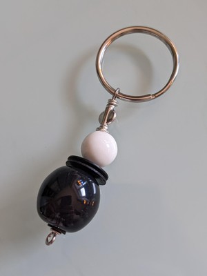 Cute keychain made of African beads "Bijoux Black and White" from PEARLS OF AFRICA