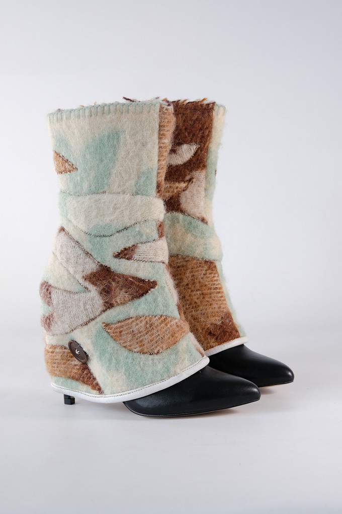 Tigra | unique gaiters from felted woollen blankets from Pepavana