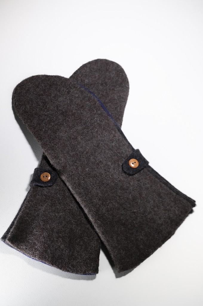 Long Mittens | dark brown & navy blue from Pepavana