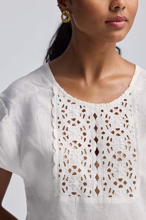 Boxy shirt with Embroidered Lace Detail from Reistor