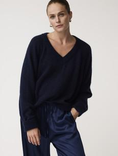 Sweater Thyme Midnight Blue via The Blind Spot