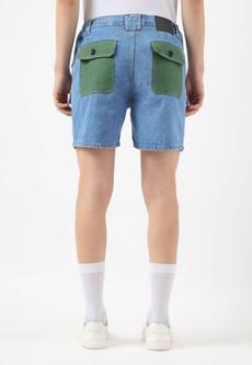 Re.Street Rebel | Gerade geschnittene Shorts mit hoher Taille in Dunkelindigoblau via Un Denim