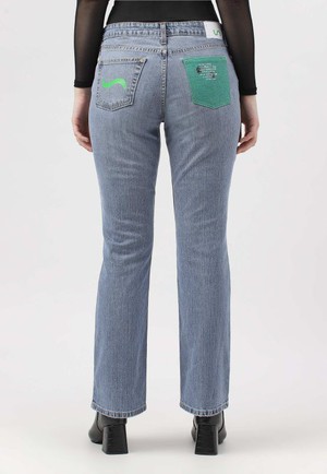 UnExcess Pledge | Hoch sitzende Bootcut-Jeans in normaler Passform in Hellindigo from Un Denim