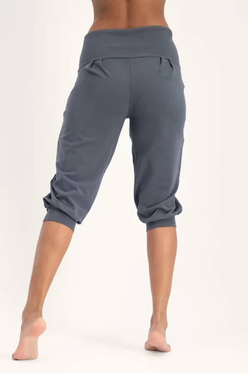 Sukha Yoga Capri – Ash from Urban Goddess