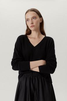 The Ultrasoft Wool Relaxed V-neck - Black via Urbankissed