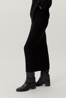 The Merino Wool Ribbed Skirt - Black via Urbankissed