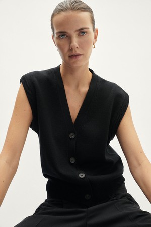 The Merino Wool Buttoned Vest - Black from Urbankissed