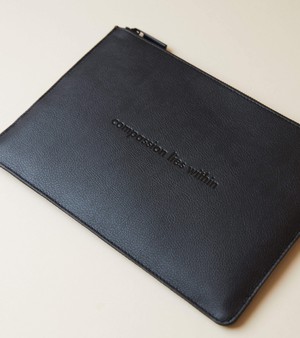 AppleSkin All Black Pouch | Classic Essentials from Votch