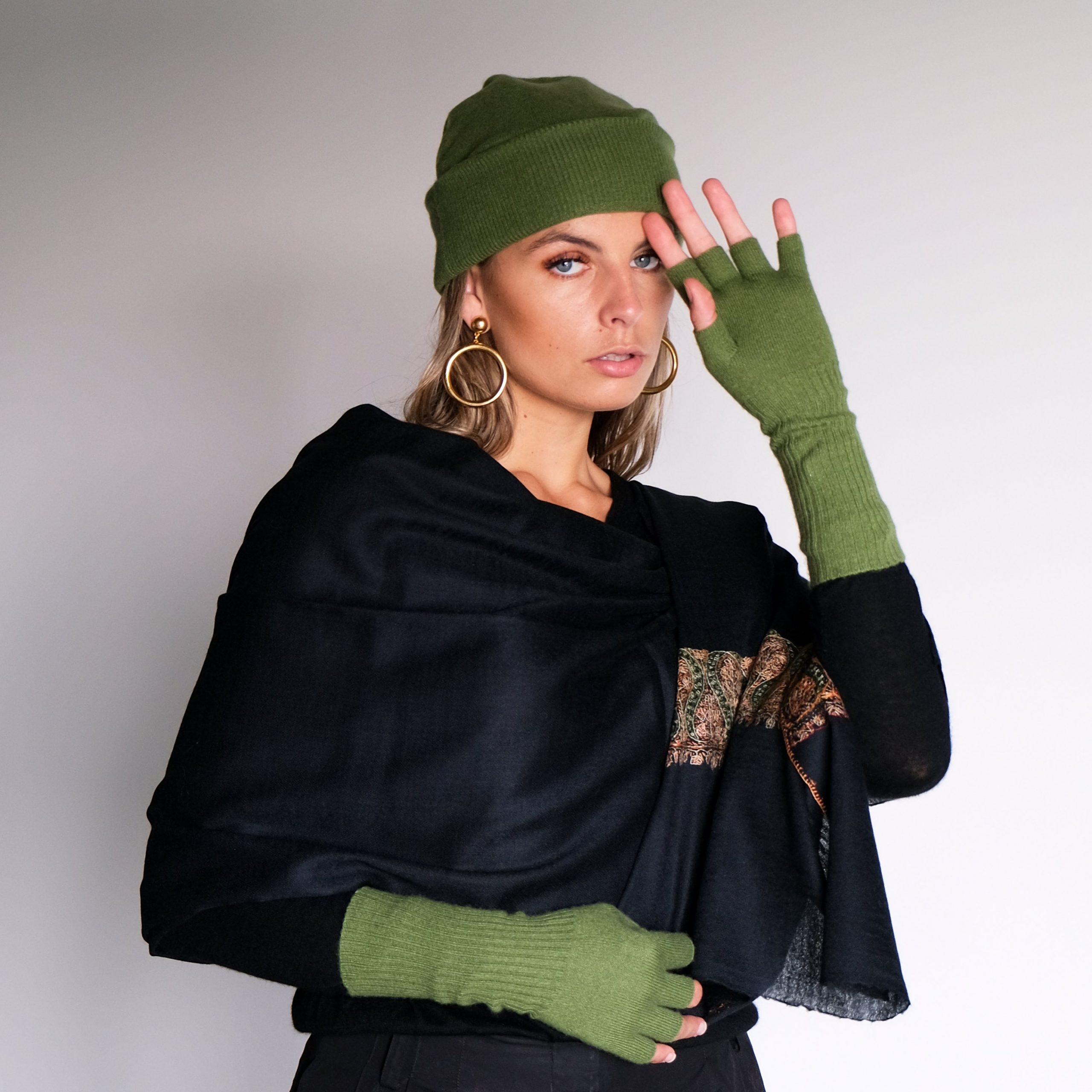 Green fingerless gloves in cashmere silk knit - Project Cece
